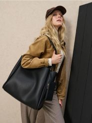 Torba na ramię z imitacji skóry z portfelem i kosmetyczką - czarny. Czarne kufry i kosmetyczki Sinsay, bez wzorów, ze skóry, na ramię, bez dodatków. Za 69.99 zł.