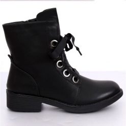 Botki sznurowane workery czarne ZX2805 Black. Czarne botki ButyModne, bez wzorów, ze skóry, bez obcasa, na płaskiej podeszwie, bez zapięcia. W wyprzedaży za 99.00 zł.