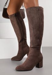 Brązowe Kozaki z Imitacji Zamszu do Kolana Vices na Niskim Słupku Ilodia. Brązowe kozaki Born2be, z jeansu, bez obcasa, na obcasie, bez zapięcia. Za 169.99 zł.