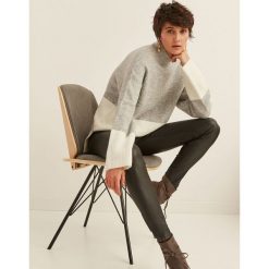 NOWOCZESNY SWETER DAMSKI, DWUKOLOROWY. Szare golfy TOP SECRET, bez wzorów, bez ramiączek. W wyprzedaży za 59.99 zł.