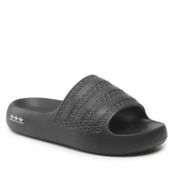 Klapki adidas. Czarne klapki Adidas, bez wzorów, bez obcasa. Za 199.99 zł.