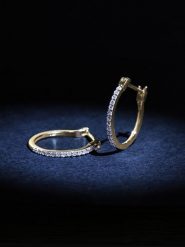 DIAMANTA Złote kolczyki-kreole "Créoles sublimes" z diamentami rozmiar: onesize. Żółte kolczyki DIAMANTA, z diamentem, złote. Za 1,600.99 zł.