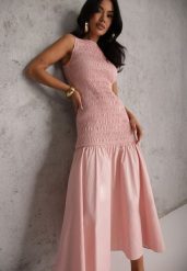 Różowa Sukienka Drop Waist Bez Rękawów Zdobiona Marszczeniem Natinelle. Czerwone sukienki Renee, na lato, m, z aplikacjami, z materiału, klasyczne, bez kołnierzyka, bez ramiączek, maxi. Za 129.99 zł.