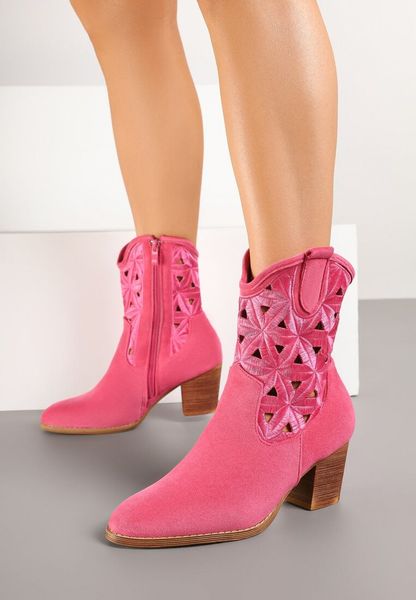 Fuksjowe Botki Vices na Obcasie w Stylu Kowbojek Ozdobione Ażurowym Wzorem Zelori. Czerwone botki Born2be, na jesień, w ażurowe wzory, z satyny, ze szpiczastym noskiem, bez obcasa, na obcasie, bez zapięcia. Za 149.99 zł.