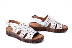 KOCH 030.332.338 white, sandały damskie. Białe sandały KOCH, w ażurowe wzory, z gumy, bez obcasa, bez zapięcia. Za 239.90 zł.