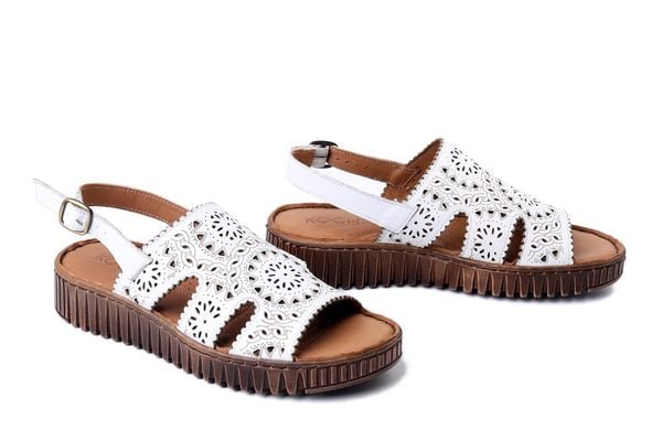 KOCH 030.332.338 white, sandały damskie. Białe sandały KOCH, w ażurowe wzory, z gumy, bez obcasa, bez zapięcia. Za 179.93 zł.
