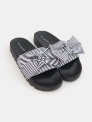 Klapki w paski z kokardą - czarny. Czarne klapki Sinsay, bez wzorów, bez obcasa. Za 39.99 zł.