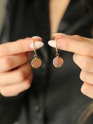 Pierres de Jade Pozłacane kolczyki z kamieniem słonecznym rozmiar: onesize. Pomarańczowe kolczyki Pierres de Jade, pozłacane, z zapięciem typu bigiel. Za 88.02 zł.