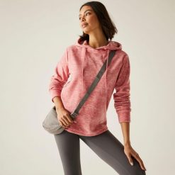 Bluza damska z kapturem Mayse. Czerwone bluzy sportowe Regatta, bez wzorów, z bawełny, z kapturem. Za 169.99 zł.