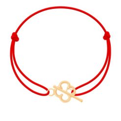 Bransoletka z pozłacanym zapięciem w kształcie koniczyny na cienkim czerwonym sznurku. Czerwone bransoletki Lilou, pozłacane. Za 89.00 zł.