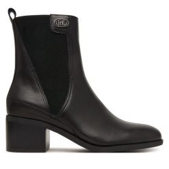 Botki Liu Jo. Czarne botki Liu Jo, bez wzorów, bez obcasa, na słupku, bez zapięcia. Za 789.99 zł.