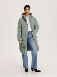 Ocieplany płaszcz - jasny zielony. Zielone płaszcze Reserved, l, bez wzorów, z tkaniny, bez kaptura. W wyprzedaży za 65.99 zł.