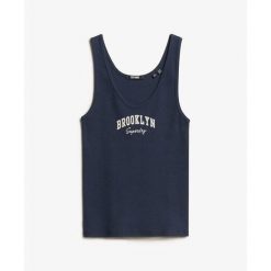 Damski wzorzysty tank top Superdry Athletic Essentials. Niebieskie topy Superdry, l, bez wzorów, bez kołnierzyka, bez ramiączek. W wyprzedaży za 104.80 zł.