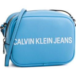 Torebka CALVIN KLEIN JEANS - Sculpted Logo Camera Bag K60K605247 445. Niebieskie listonoszki Calvin Klein Jeans, bez wzorów, z jeansu, klasyczne, bez dodatków. W wyprzedaży za 169.00 zł.