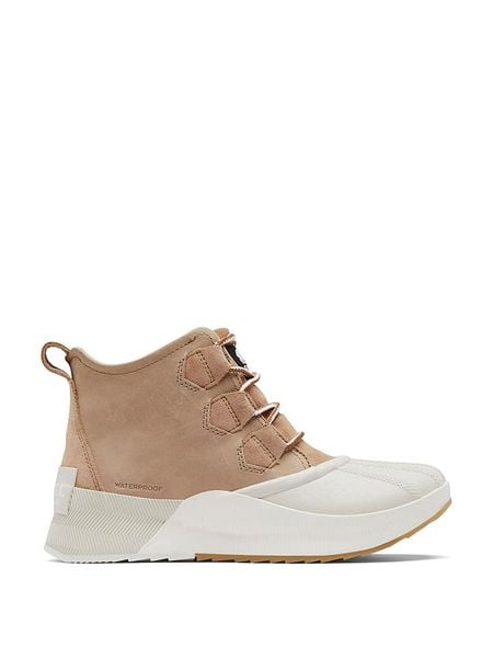 Sorel Skórzane botki "Out N Obout" w kolorze jasnobrązowo-białym rozmiar: 38. Białe botki Sorel, bez wzorów, z materiału, bez obcasa, na platformie, bez zapięcia. Za 228.38 zł.