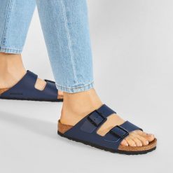 Klapki Birkenstock. Niebieskie klapki Birkenstock, bez wzorów, bez obcasa. Za 279.99 zł.