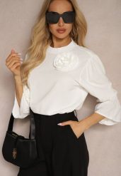 Biała Bluzka z Dodatkiem Bawełny Ozdobiona Kwiatem 3D Merisara. Białe bluzki Renee, m, bez wzorów, z bawełny, eleganckie, bez kołnierzyka, bez ramiączek. W wyprzedaży za 69.99 zł.