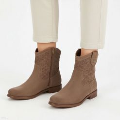 Botki damskie S.Barski, cholewka z materiału ażurowe wykończenie krótka cholewka pętla z tyłu elegancki fason, brązowe, HY61-8025. Brązowe botki S.BARSKI, na jesień, w ażurowe wzory, z jeansu, bez obcasa, na obcasie, bez zapięcia. Za 169.00 zł.