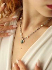 Pierres delicates Pozłacany naszyjnik z perłami - dł. 50 cm rozmiar: onesize. Niebieskie naszyjniki Pierres delicates, z kryształem, pozłacane. Za 52.99 zł.