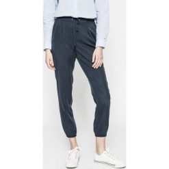 Tommy Jeans - Spodnie. Szare spodnie sportowe Tommy Jeans, m, z aplikacjami, z jeansu. W wyprzedaży za 219.90 zł.