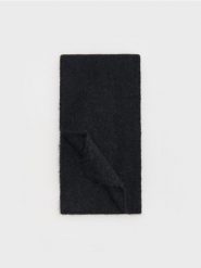 Szal z domieszką wełny i alpaki - czarny. Czarne szaliki Reserved, bez wzorów, z wełny. W wyprzedaży za 49.99 zł.