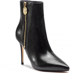 Botki GUESS - Belvia FL5BEL LEA09 BLACK. Czarne botki Guess, z aplikacjami, z materiału, bez obcasa, na obcasie, bez zapięcia. W wyprzedaży za 499.00 zł.