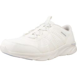 Kapcie SKECHERS COMFORT - HARM Biały. Białe obuwie domowe Skechers, bez wzorów, z syntetyku, bez zapięcia. Za 254.99 zł.