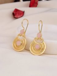 Pierres delicates Pozłacane kolczyki z kwarcem różowym rozmiar: onesize. Czerwone kolczyki Pierres delicates, z kwarcem, pozłacane, z zapięciem typu bigiel. Za 96.83 zł.