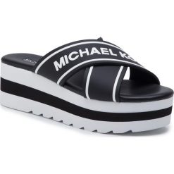 Klapki MICHAEL MICHAEL KORS - 40S9DEFA2Q Blk/Opticwht. Czarne klapki MICHAEL Michael Kors, bez wzorów, z materiału, bez obcasa, na obcasie. W wyprzedaży za 339.00 zł.