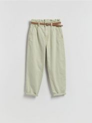 Jeansy paperbag z paskiem - zielony. Zielone jeansy Reserved, bez wzorów. Za 139.99 zł.