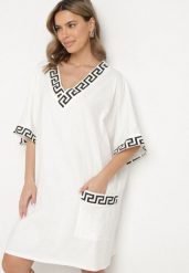 Biała Bawełniana Sukienka o Pudełkowym Kroju z Dekoltem w Serek Amosa. Białe sukienki Born2be, na co dzień, na lato, plus size, z aplikacjami, z bawełny, eleganckie, bez kołnierzyka, plus size, bez ramiączek, mini. Za 54.99 zł.