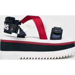 Tommy Jeans - Sandały. Sandały Tommy Jeans, bez wzorów, z jeansu, bez obcasa, na obcasie, bez zapięcia. W wyprzedaży za 239.90 zł.