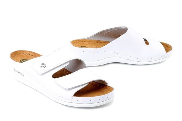 DR. BRINKMANN 700777-03 weiss, klapki damskie. Białe klapki Dr. Brinkmann, bez wzorów, ze skóry, bez obcasa. Za 279.90 zł.