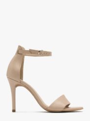 Beżowe sandały na wysokiej szpilce. Brązowe sandały Ryłko, bez wzorów, ze skóry, bez obcasa, na szpilce, bez zapięcia. W wyprzedaży za 259.99 zł.