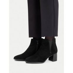 Botki Lasocki. Czarne botki Lasocki, bez wzorów, bez obcasa, na słupku, bez zapięcia. Za 259.99 zł.