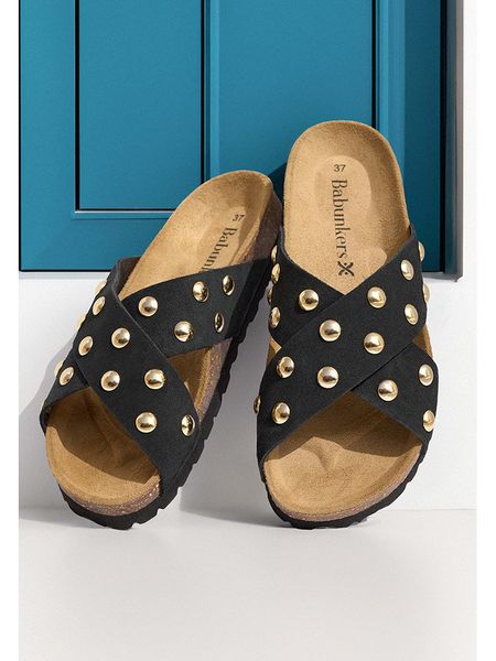 BABUNKERS Family Skórzane klapki w kolorze czarnym rozmiar: 39. Czarne klapki BABUNKERS Family, bez wzorów, z otwartym noskiem, bez obcasa. Za 140.53 zł.