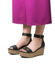 U.S. Polo Assn. Sandały w kolorze czarnym na koturnie rozmiar: 36. Czarne sandały U.S. Polo Assn., bez wzorów, z otwartym noskiem, bez obcasa, na koturnie, bez zapięcia. Za 217.99 zł.