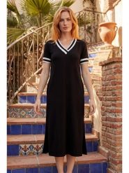 SOULSHAE Sukienka w kolorze czarnym rozmiar: XXL/3XL. Czarne sukienki SOULSHAE, xl, bez wzorów, z wiskozy, bez kołnierzyka, bez ramiączek, midi. Za 124.95 zł.