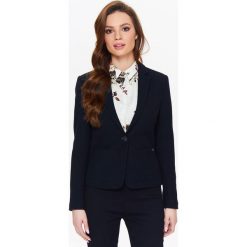 ŻAKIET ZE STRUKTURALNEJ TKANINY Z PODSZEWKĄ W PASKI. Niebieskie marynarki i żakiety TOP SECRET, bez wzorów, z tkaniny, biznesowe. W wyprzedaży za 49.99 zł.