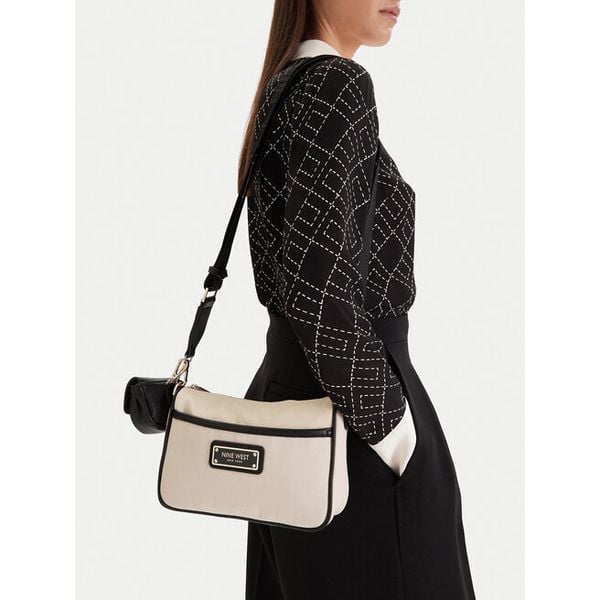 Torebka Nine West. Białe listonoszki Nine West, bez wzorów, bez dodatków. Za 111.99 zł.