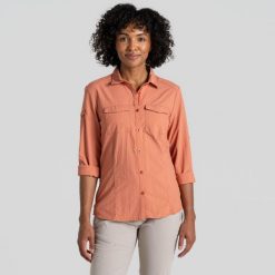 Koszula przeciw komarom damska Craghoppers NosiLife Adventure LS Shirt III. Czerwone koszule Craghoppers, bez wzorów, casualowe, bez kołnierzyka, bez ramiączek. Za 387.99 zł.