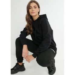 Czarna Bluza Kangurka z Polarem Fasa. Czarne bluzy Born2be, l, bez wzorów, z dzianiny, bez kaptura. Za 39.99 zł.