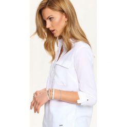 KOSZULA DŁUGI RĘKAW DAMSKA. Białe koszule TOP SECRET, bez wzorów, biznesowe, bez kołnierzyka, bez ramiączek. W wyprzedaży za 49.99 zł.