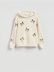 Bluza ze świątecznym motywem - złamana biel. Bluzy Reserved, l, bez wzorów, z bawełny, bez kaptura. Za 99.99 zł.