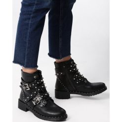 Czarne Botki Adelyn. Czarne botki Born2be, bez wzorów, z koronki, przed kolano, bez obcasa, na płaskiej podeszwie, bez zapięcia. Za 149.99 zł.