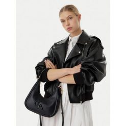 Torebka Calvin Klein. Czarne torebki klasyczne Calvin Klein, bez wzorów, bez dodatków. Za 409.99 zł.