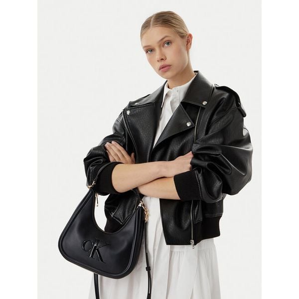 Torebka Calvin Klein. Czarne torebki klasyczne Calvin Klein, bez wzorów, bez dodatków. Za 409.99 zł.