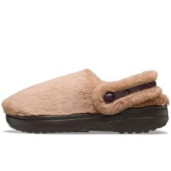 Klasyczne, Niezapomniane Kapcie Crocs Dorośli. Brązowe obuwie domowe Crocs, bez wzorów, z futra, bez zapięcia. Za 231.99 zł.