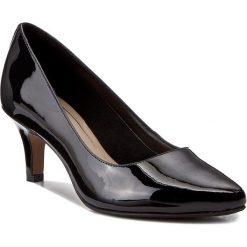 Półbuty CLARKS - Isidora Faye 261231134 Black Patent. Czarne czółenka Clarks, bez wzorów, z materiału, bez obcasa, na obcasie, bez zapięcia. W wyprzedaży za 139.00 zł.