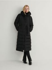 Długi płaszcz z kapturem - czarny. Czarne płaszcze Reserved, l, bez wzorów, z tkaniny, z kapturem. W wyprzedaży za 229.99 zł.